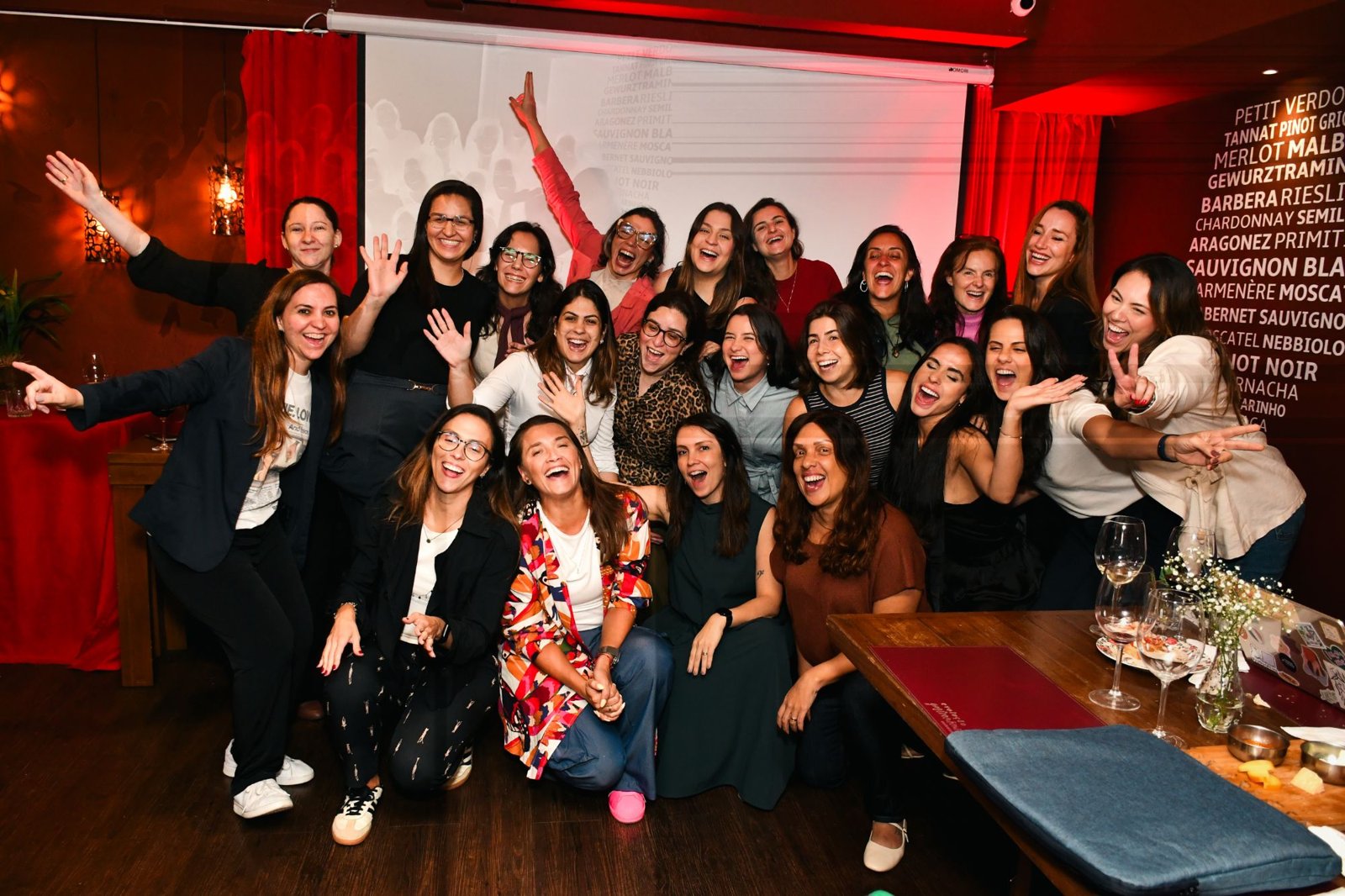 Turma do workshop Claud.IA em Copacabana reunida, sorrindo e fazendo gestos de comemoração